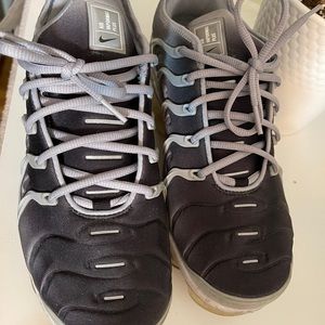 Black and gray nike vapor max